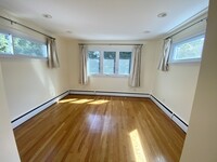 308 Russett Rd, Unit 1 in Chestnut Hill, MA - Foto de edificio - Building Photo