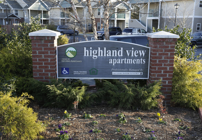 Highland View in Hendersonville, NC - Building Photo - Building Photo