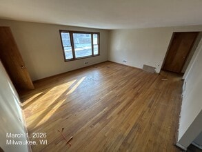 8002 W Villard Ave in Milwaukee, WI - Foto de edificio - Building Photo