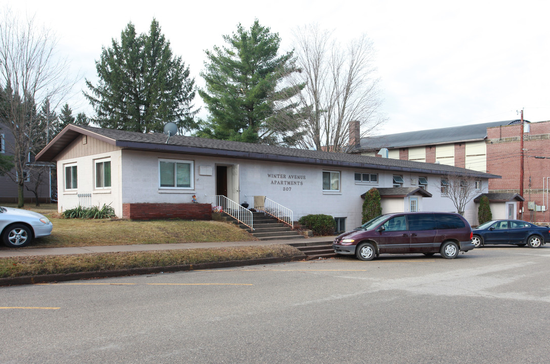 307 W Winter Ave in Elmwood, WI - Building Photo