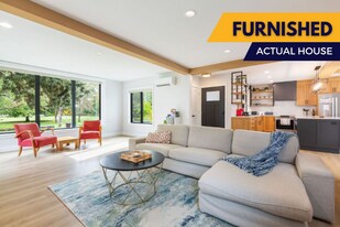 9047 51st Ave NE in Seattle, WA - Building Photo