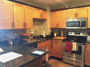 215 Maverick St, Unit 212-3 in Boston, MA - Building Photo - Building Photo