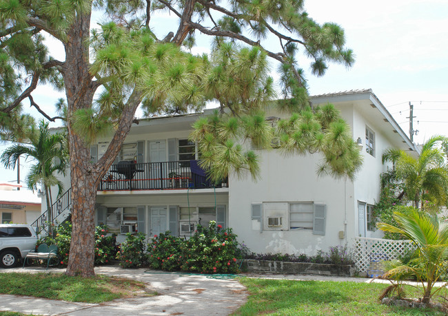 Montgomery Arms Courtyard in Deerfield Beach, FL - Building Photo - Building Photo