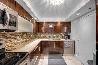 6039 Collins Ave in Miami Beach, FL - Foto de edificio - Building Photo