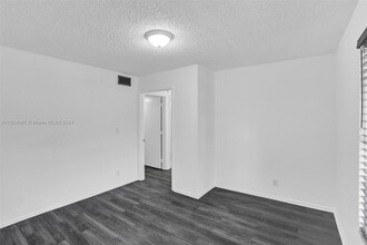 4211 NW 19th St, Unit LIKE NEW CONDO in Lauderhill, FL - Foto de edificio - Building Photo