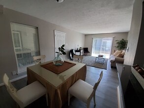 Town Square Apartments in Pasadena, TX - Foto de edificio - Building Photo