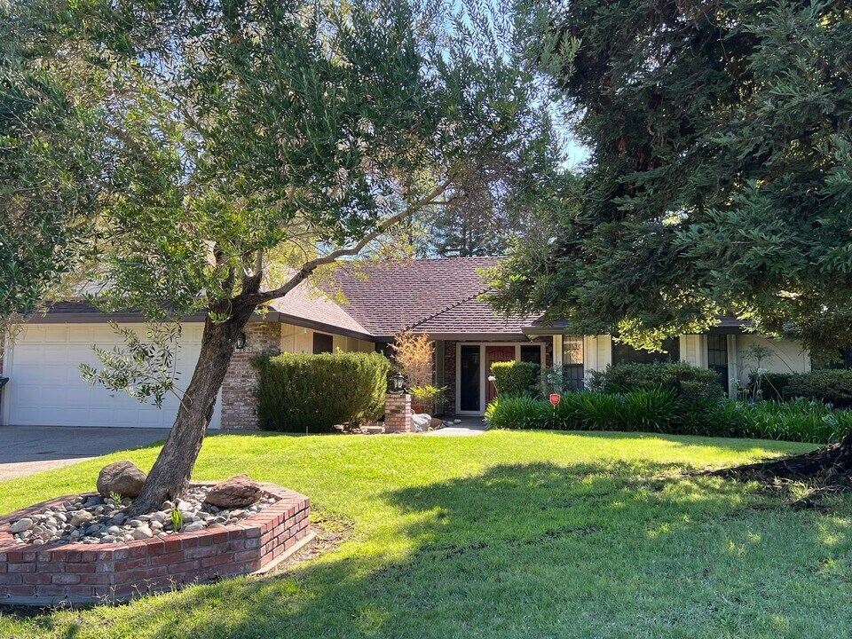 1386 Cloverdale Cir in Roseville, CA - Building Photo