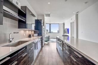 1211 Caroline St in Houston, TX - Building Photo - Building Photo
