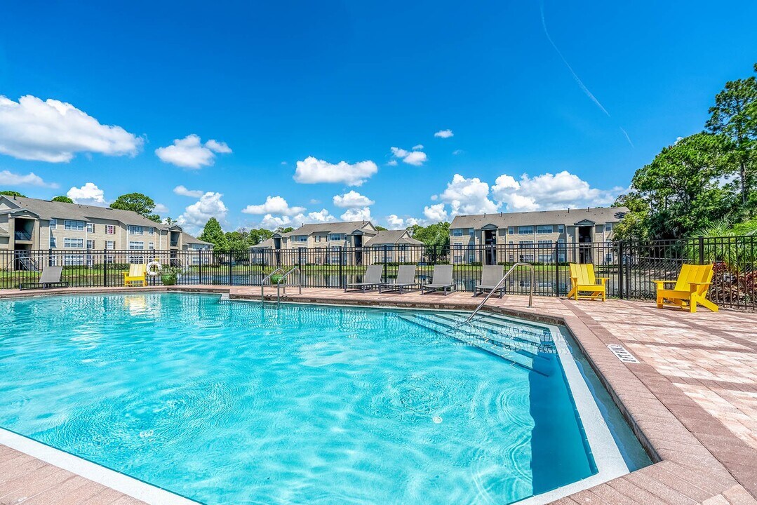 Coastline Cove in Daytona Beach, FL - Foto de edificio