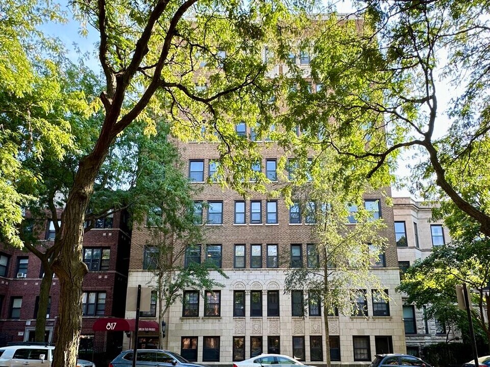 817 W Lakeside Pl in Chicago, IL - Building Photo