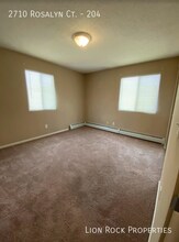 2710 Rosalyn Ct in Minneapolis, MN - Foto de edificio - Building Photo