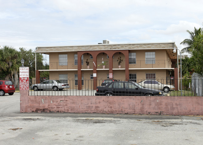 6961 W 14th Ct in Hialeah, FL - Building Photo - Building Photo