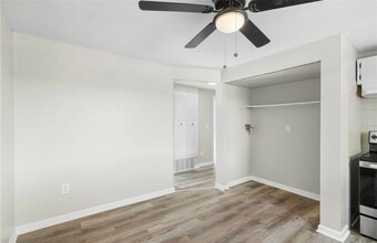 22 Strasbourg Dr, Unit Lower in Cheektowaga, NY - Building Photo - Building Photo