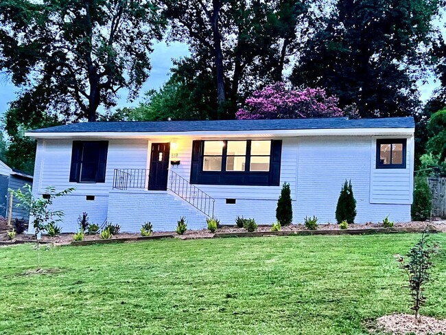 property at 652 Manhasset Rd