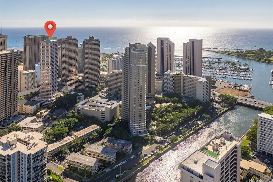 343 Hobron Ln in Honolulu, HI - Building Photo