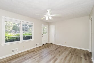 2082 Warren Dr SW in Austell, GA - Foto de edificio - Building Photo