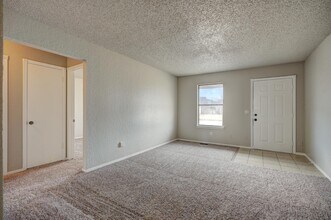 626 N Robin Way in Mustang, OK - Building Photo - Building Photo