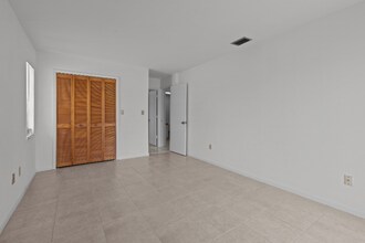 1210 SE 8th St in Cape Coral, FL - Foto de edificio - Building Photo