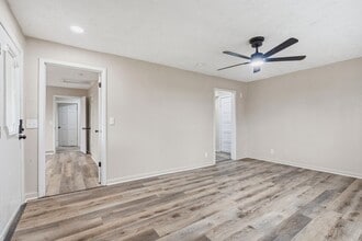 2822 E Cherry St Ct in Springfield, MO - Building Photo - Building Photo