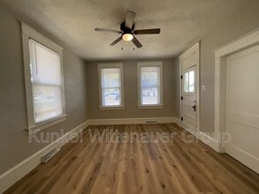 106 E Phillips St in Mascoutah, IL - Foto de edificio - Building Photo