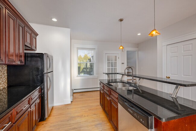 98 Knight St in Providence, RI - Building Photo - Interior Photo