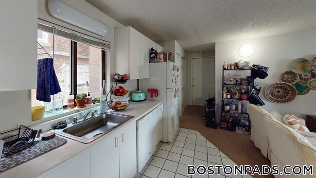 32 Elmer St, Unit 205 in Cambridge, MA - Building Photo - Building Photo