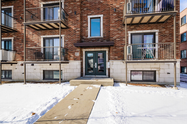 1077 Du Canadien-Pacifique St in Montréal, QC - Building Photo - Building Photo