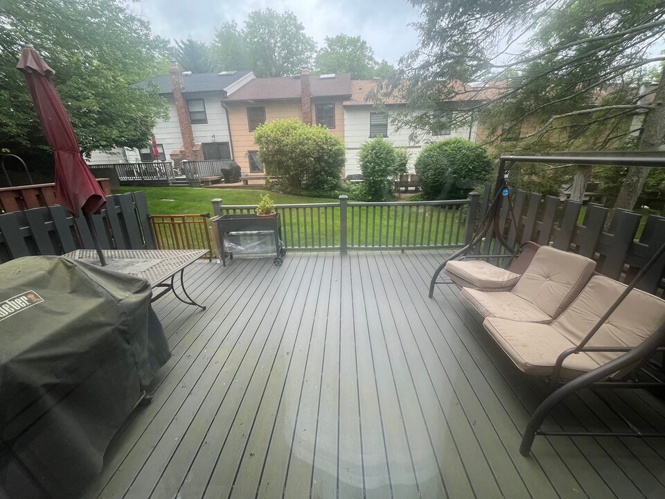 7 Village Ln in Woodbury, NY - Building Photo