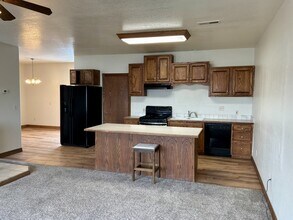 395 Blakeland Dr in Spring Creek, NV - Building Photo - Building Photo