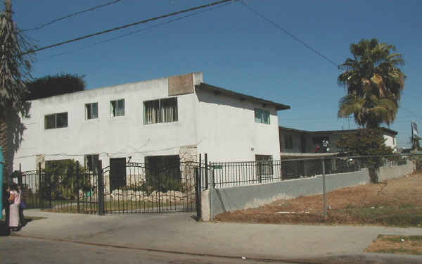 15608 S Washington Ave in Compton, CA - Building Photo