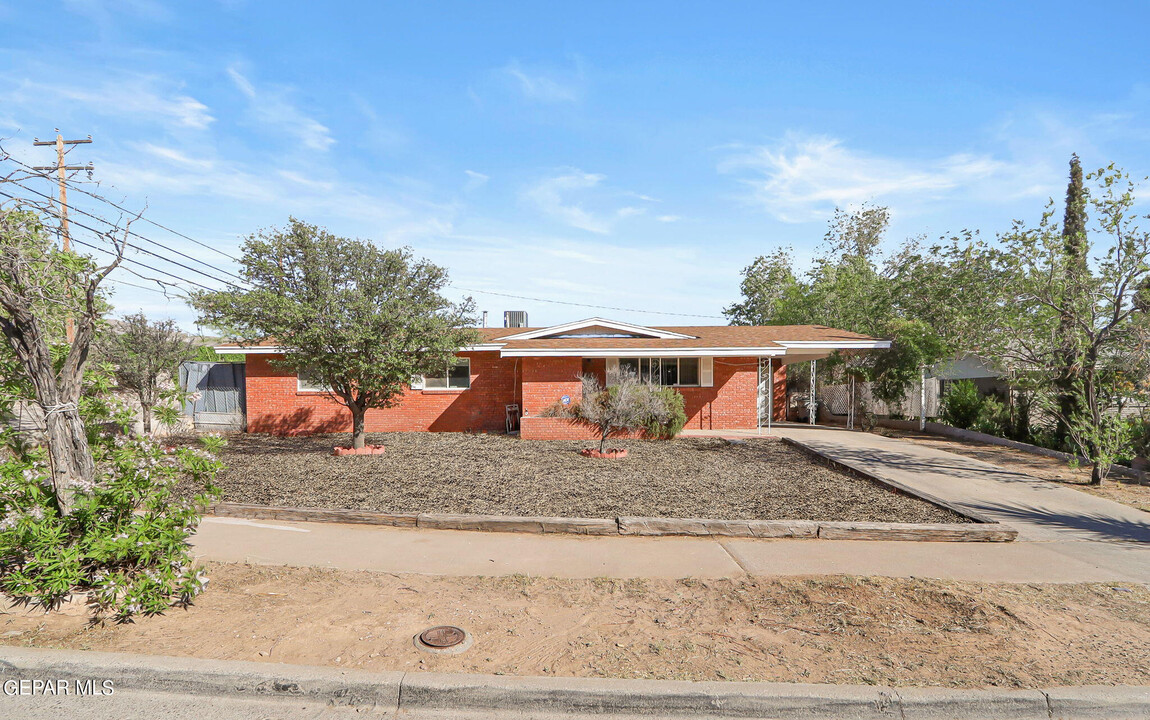 6649 Fiesta Dr in El Paso, TX - Building Photo