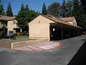 2150 Meadowbrook Ct in Santa Rosa, CA - Building Photo - Building Photo