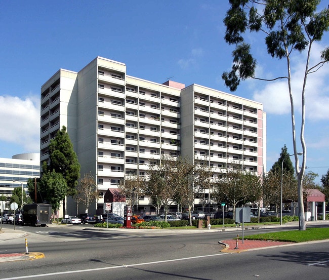 Flower Park Plaza Apartments in Santa Ana, CA - Foto de edificio - Building Photo