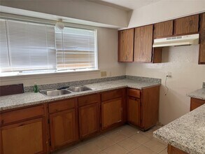 2114 W Greens Rd in Houston, TX - Building Photo - Building Photo