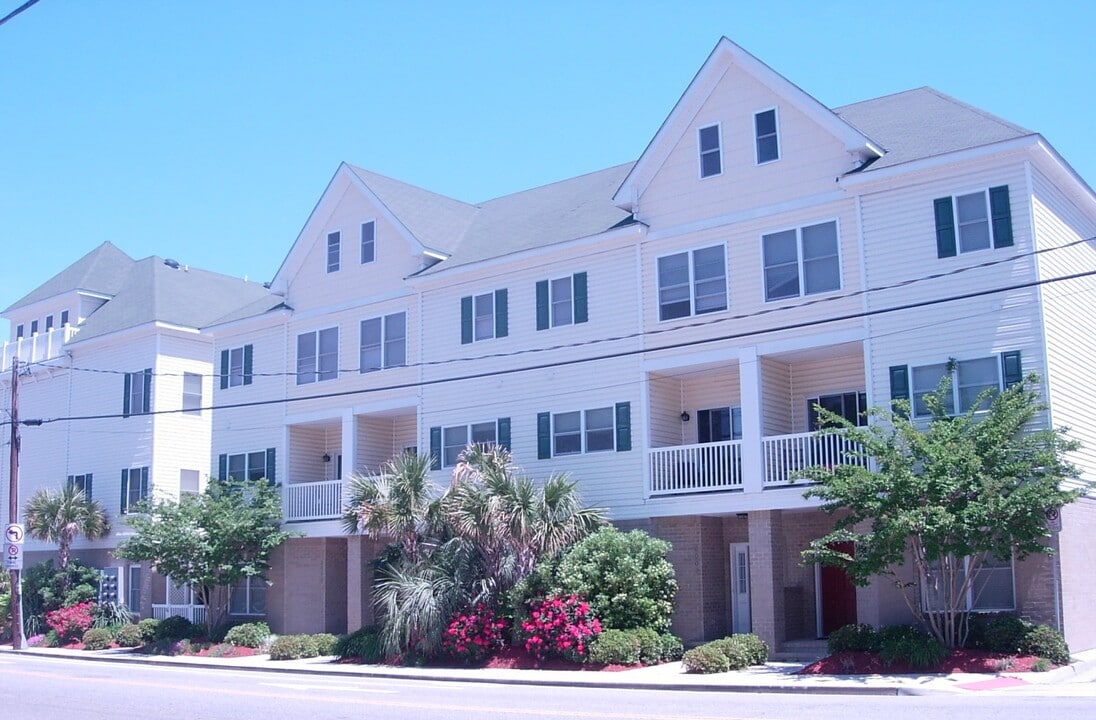 2009 Baltic Ave in Virginia Beach, VA - Building Photo