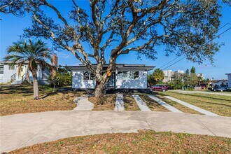 2061 S Peninsula Dr in Daytona Beach, FL - Foto de edificio - Building Photo