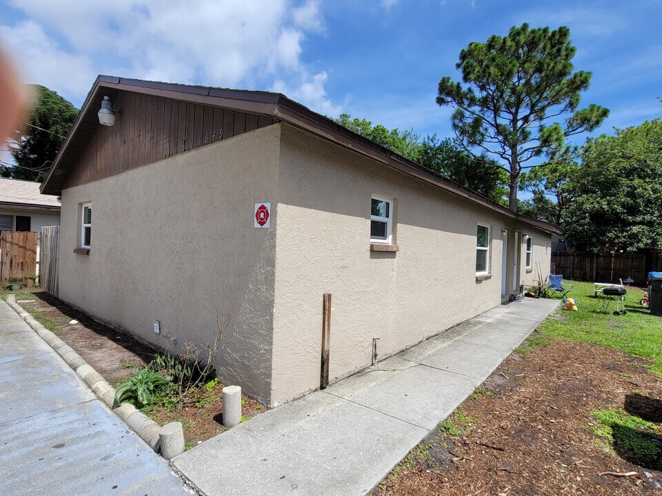5849 Crestmont St, Unit A in Clearwater, FL - Foto de edificio
