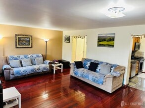 811 Maple Hill Dr in Woodbridge, NJ - Building Photo - Building Photo