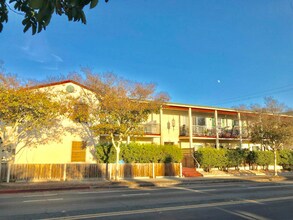 2300 Oak St in Santa Monica, CA - Building Photo - Building Photo