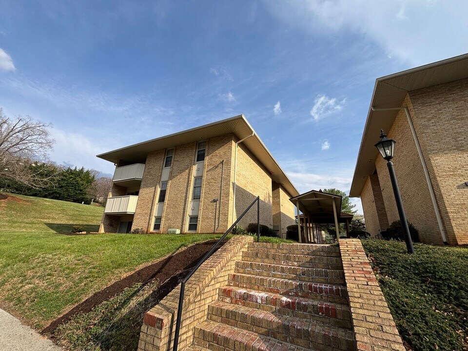 5260 Crossbow Cir in Roanoke, VA - Foto de edificio