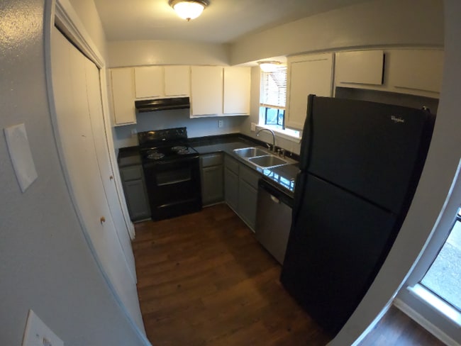 402 Manuel Dr in College Station, TX - Building Photo - Building Photo