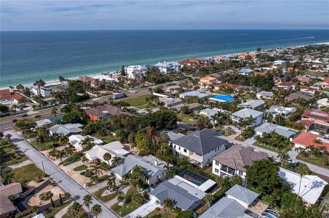 106 15th St in Belleair Beach, FL - Building Photo - Building Photo