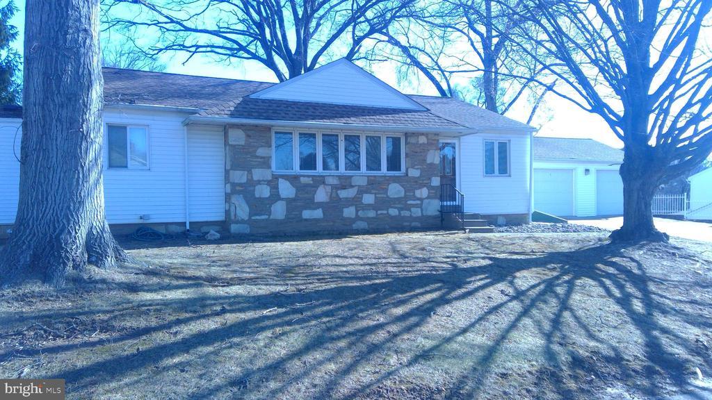 1031 Claire Ave in Huntingdon Valley, PA - Building Photo