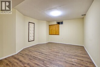 135 WINCLARE Dr in Windsor, ON - Building Photo - Building Photo