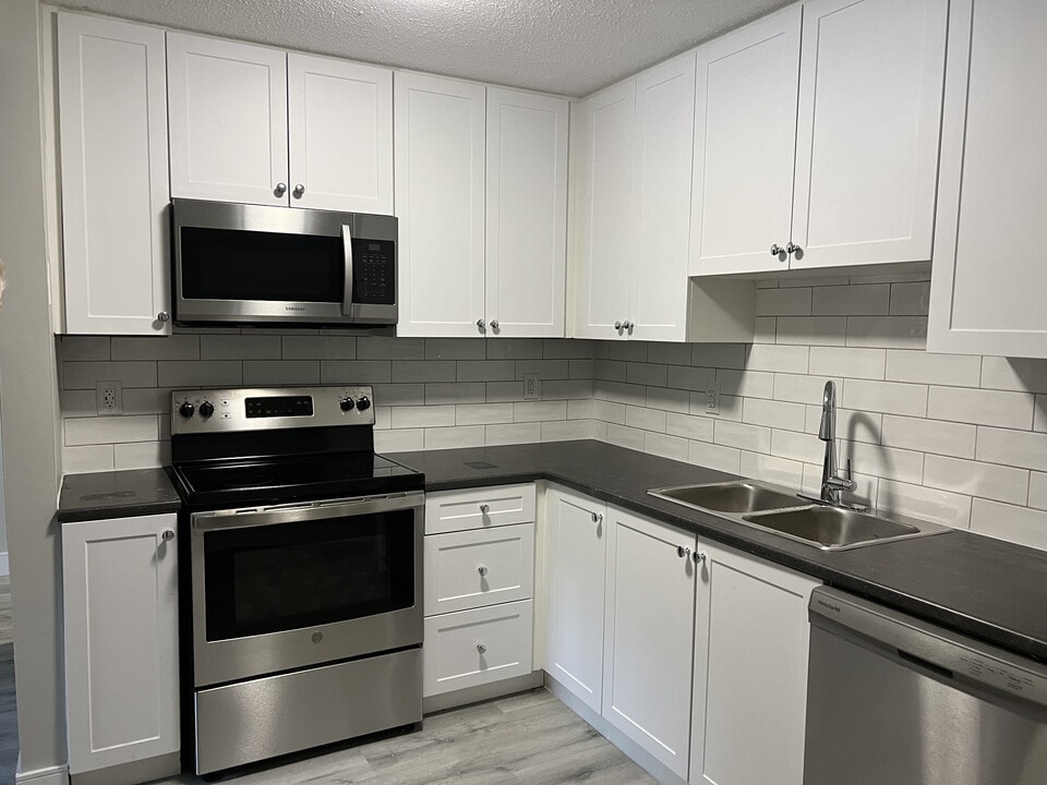 240 Water St W in Greater Napanee, ON - Building Photo