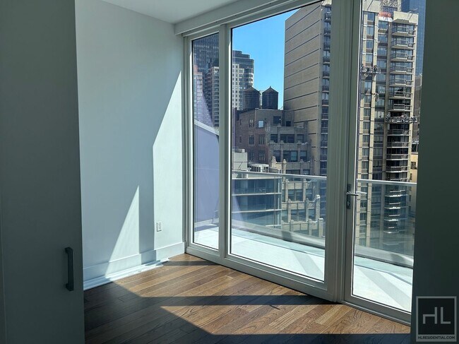 East 44th Street in New York, NY - Foto de edificio - Building Photo