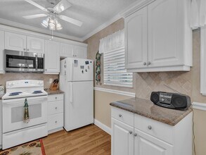 8 Vista Palm Ln, Unit 106 in Vero Beach, FL - Foto de edificio - Building Photo