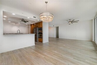 455 Cove Tower Dr, Unit 810-H in Naples, FL - Foto de edificio - Building Photo