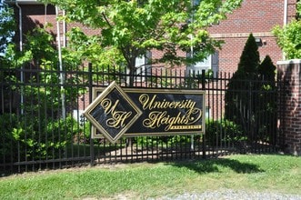 University Heights in Greensboro, NC - Foto de edificio - Building Photo