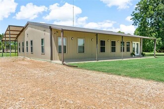 550 County Rd 35400 in Sumner, TX - Foto de edificio - Building Photo